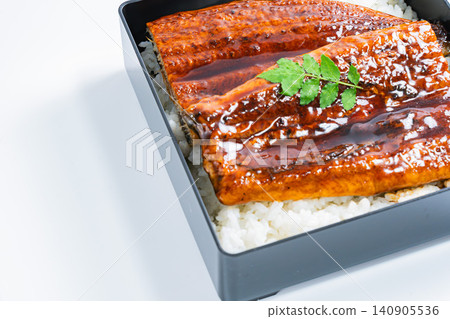 鰻魚飯(Unaju),白色背景。 鰻魚飯(Unaju),白色背景。 140905536