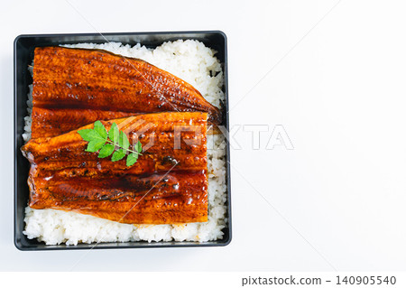 鰻魚飯(Unaju),白色背景。 鰻魚飯(Unaju),白色背景。 140905540
