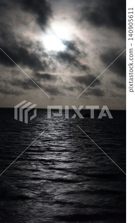 Quiet light spreads across the night sea. Quiet light spreads across the night sea. 140905611