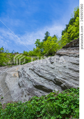 [Okusobana Valley] Cliffs and fresh greenery [Kinasato, Nagano City] 140905960
