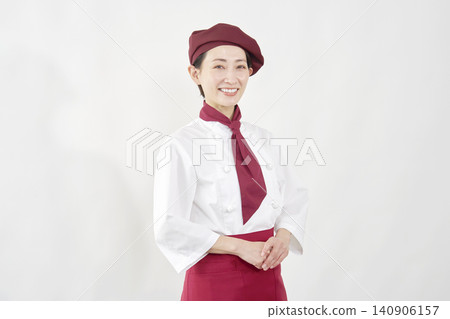 一位微笑的女糕點師的肖像 140906157