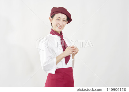 一位微笑的女糕點師的肖像 140906158