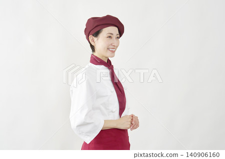白色背景上的微笑女咖啡店員工 140906160