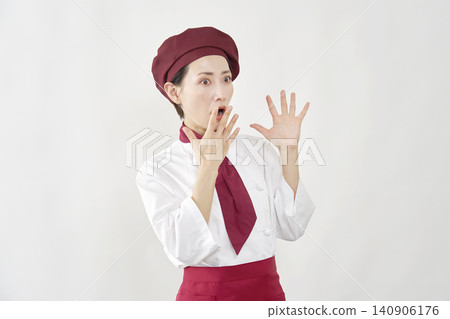 那位糕點師女士感到驚訝。 140906176