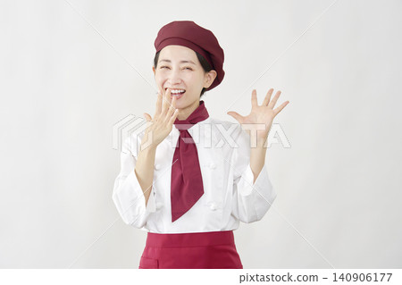 糕點師女士驚訝地笑了。 140906177