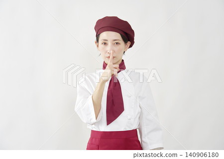 一位女糕點師做了一個神秘的手勢。 140906180