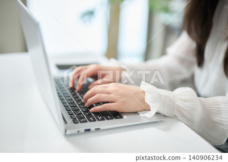 在筆記本電腦上工作的年輕女性的手 在筆記本電腦上工作的年輕女性的手 140906234