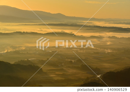 Sea of clouds in the Isa Basin from the summit of Torigamioka (Isa Fuji) Sea of clouds in the Isa Basin from the summit of Torigamioka (Isa Fuji) 140906529