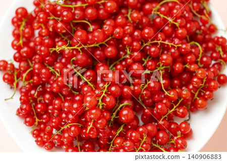 of red currant berries of red currant berries 140906883