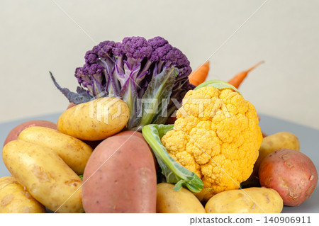 raw organic cauliflower cabbage raw organic cauliflower cabbage 140906911