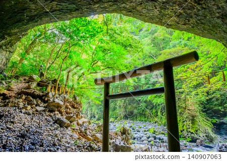 秋日黃昏：從天安須賀原的行窟內望去，可以看到鳥居、無數堆石頭和鬱鬱蔥蔥的森林。 140907063