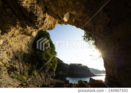 從柿泊白濱海灘的海蝕洞看到的大海和光線 從柿泊白濱海灘的海蝕洞看到的大海和光線 140907303