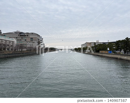 福岡:在陰雲密佈的天空下,城市河流和橋樑綿延展開。 福岡:在陰雲密佈的天空下,城市河流和橋樑綿延展開。 140907387