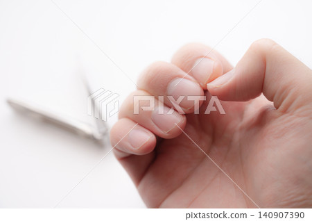 使用指甲鉗前的手部特寫 使用指甲鉗前的手部特寫 140907390