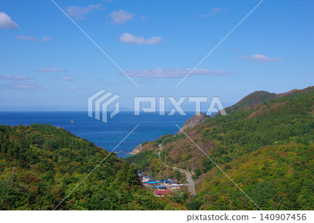 從青森縣西村海峽線眺望長後地區,遠處可見函館市和函館山。 從青森縣西村海峽線眺望長後地區,遠處可見函館市和函館山。 140907456