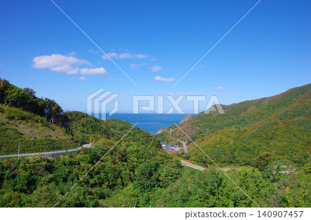 從青森縣西村海峽線眺望長後地區,遠處可見函館市和函館山。 從青森縣西村海峽線眺望長後地區,遠處可見函館市和函館山。 140907457