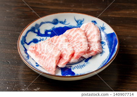 油脂的甜香瀰漫整個口腔,炭火烤製後的口感更令人愉悅。 油脂的甜香瀰漫整個口腔,炭火烤製後的口感更令人愉悅。 140907714