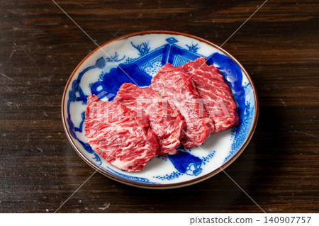 炭烤牛裙肉鮮嫩多汁,肉香濃鬱。 炭烤牛裙肉鮮嫩多汁,肉香濃鬱。 140907757
