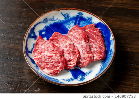 炭烤牛裙肉鮮嫩多汁,肉香濃鬱。 炭烤牛裙肉鮮嫩多汁,肉香濃鬱。 140907758