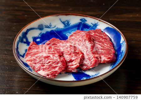 炭烤牛裙肉鮮嫩多汁,肉香濃鬱。 炭烤牛裙肉鮮嫩多汁,肉香濃鬱。 140907759