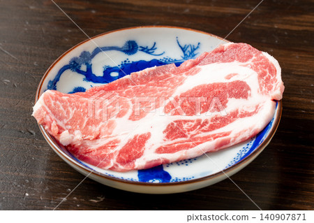 美味的烤豬肩肉,肉質鮮嫩,肥瘦相間。 美味的烤豬肩肉,肉質鮮嫩,肥瘦相間。 140907871