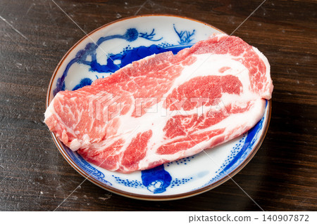 美味的烤豬肩肉,肉質鮮嫩,肥瘦相間。 美味的烤豬肩肉,肉質鮮嫩,肥瘦相間。 140907872