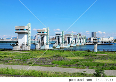Yodogawa Dam and riverbed (Osaka) 140907953
