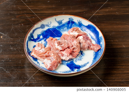烤肉用的豬裙肉,脂肪含量低,味道鮮美,盛放在盤子裡。 烤肉用的豬裙肉,脂肪含量低,味道鮮美,盛放在盤子裡。 140908005