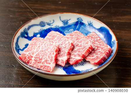 Enjoy the authentic flavor of the meat with this classic loin cut, beautifully plated for yakiniku (Japanese barbecue). Enjoy the authentic flavor of the meat with this classic loin cut, beautifully plated for yakiniku (Japanese barbecue). 140908030