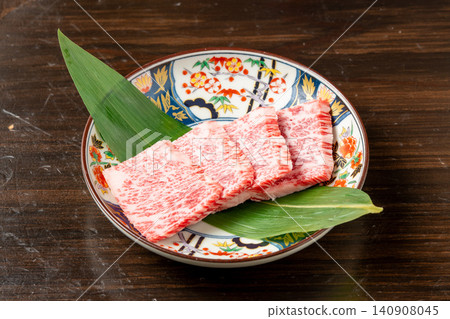 The sweetness and umami of the fat are concentrated in this luxurious premium short rib, beautifully arranged on a plate. The sweetness and umami of the fat are concentrated in this luxurious premium short rib, beautifully arranged on a plate. 140908045