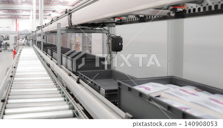 packing line in a logistics warehouse. conveyor belt in a modern production line. Pallet racking packing line in a logistics warehouse. conveyor belt in a modern production line. Pallet racking 140908053