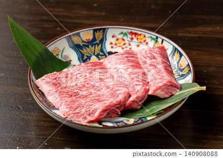 稀有牛肉部位,包括味道濃鬱的牛腩排,盛放在盤子裡,用於日式烤肉(yakiniku)。 稀有牛肉部位,包括味道濃鬱的牛腩排,盛放在盤子裡,用於日式烤肉(yakiniku)。 140908088