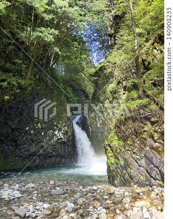 Falls surrounded by green Falls surrounded by green 140908235