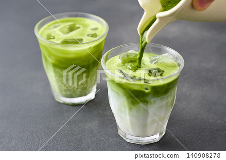 將冰抹茶拿鐵倒入玻璃杯中。 140908278