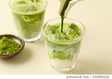 Pour the iced matcha latte into a glass. 140908282