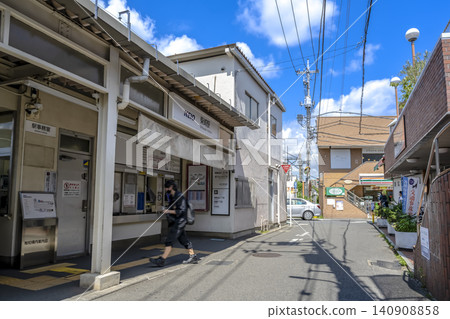 東京調布市的城市景觀:柴崎車站前的車站大樓和街道景觀。 東京調布市的城市景觀:柴崎車站前的車站大樓和街道景觀。 140908858
