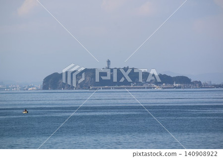 從葉山市森戶海灘眺望江之島 從葉山市森戶海灘眺望江之島 140908922