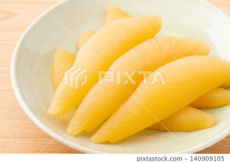 盤子裡醃製好的鯡魚籽的特寫鏡頭 盤子裡醃製好的鯡魚籽的特寫鏡頭 140909105