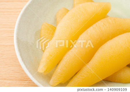 盤子裡醃製好的鯡魚籽的特寫鏡頭 140909109