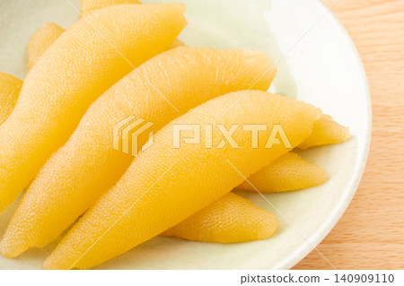 盤子裡醃製好的鯡魚籽的特寫鏡頭 140909110