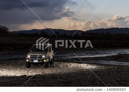 4WD vehicle 4WD vehicle 140909565
