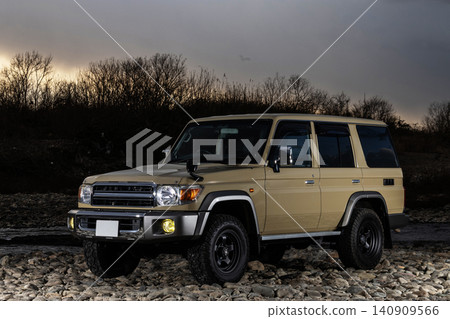 4WD vehicle 4WD vehicle 140909566