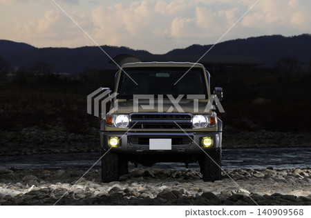 4WD vehicle 4WD vehicle 140909568
