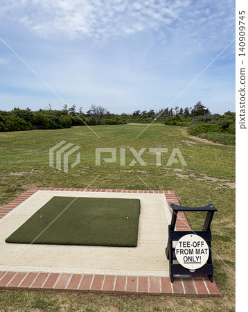 Golf Tee Area With Sign Showing Mat Use Rules Golf Tee Area With Sign Showing Mat Use Rules 140909745