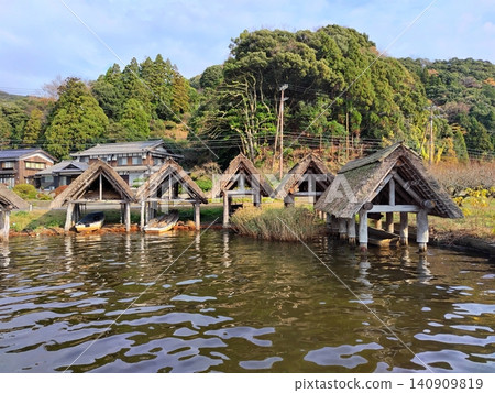 福井縣三方湖岸邊遺留的茅草屋頂船屋(福井縣若狹町) 福井縣三方湖岸邊遺留的茅草屋頂船屋(福井縣若狹町) 140909819