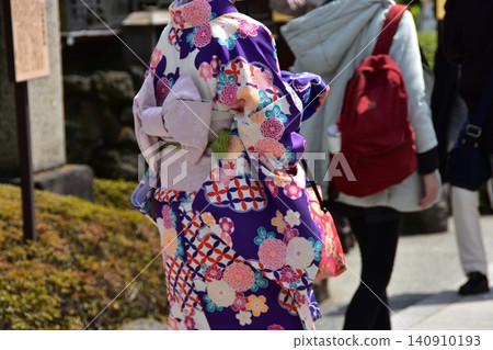 遊客正在參觀日本東京淺草寺;一位身穿漂亮和服的女子。 遊客正在參觀日本東京淺草寺;一位身穿漂亮和服的女子。 140910193