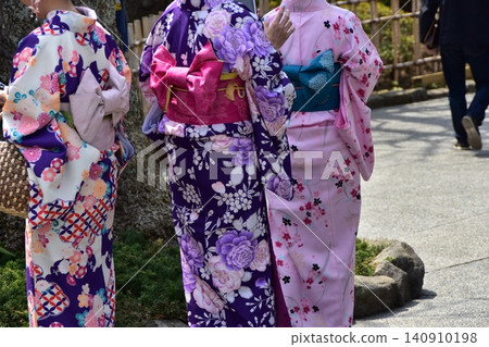 遊客正在參觀日本東京淺草寺；一位身穿漂亮和服的女子。 140910198