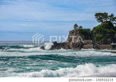 Waves crashing in from the vast ocean (Pacific Ocean) Waves crashing in from the vast ocean (Pacific Ocean) 140910214