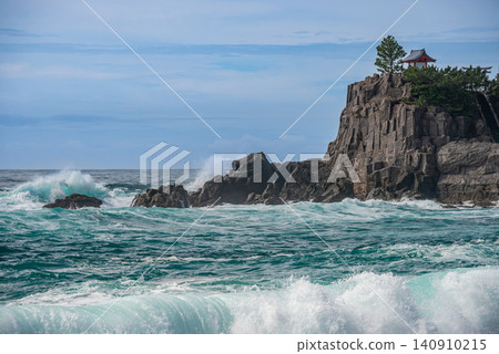 受颱風影響,海面波濤洶湧(高知縣)。 受颱風影響,海面波濤洶湧(高知縣)。 140910215