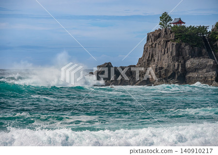 Waves arriving from afar and crashing away (the Kuroshio Current) Waves arriving from afar and crashing away (the Kuroshio Current) 140910217